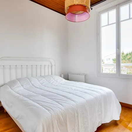 Hébergement de vacances à 220m De La Plage, Maison Avec Jardin Pour 4 *